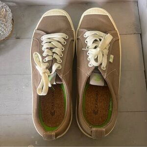 Cariuma Canvas Sneakers OCA Low